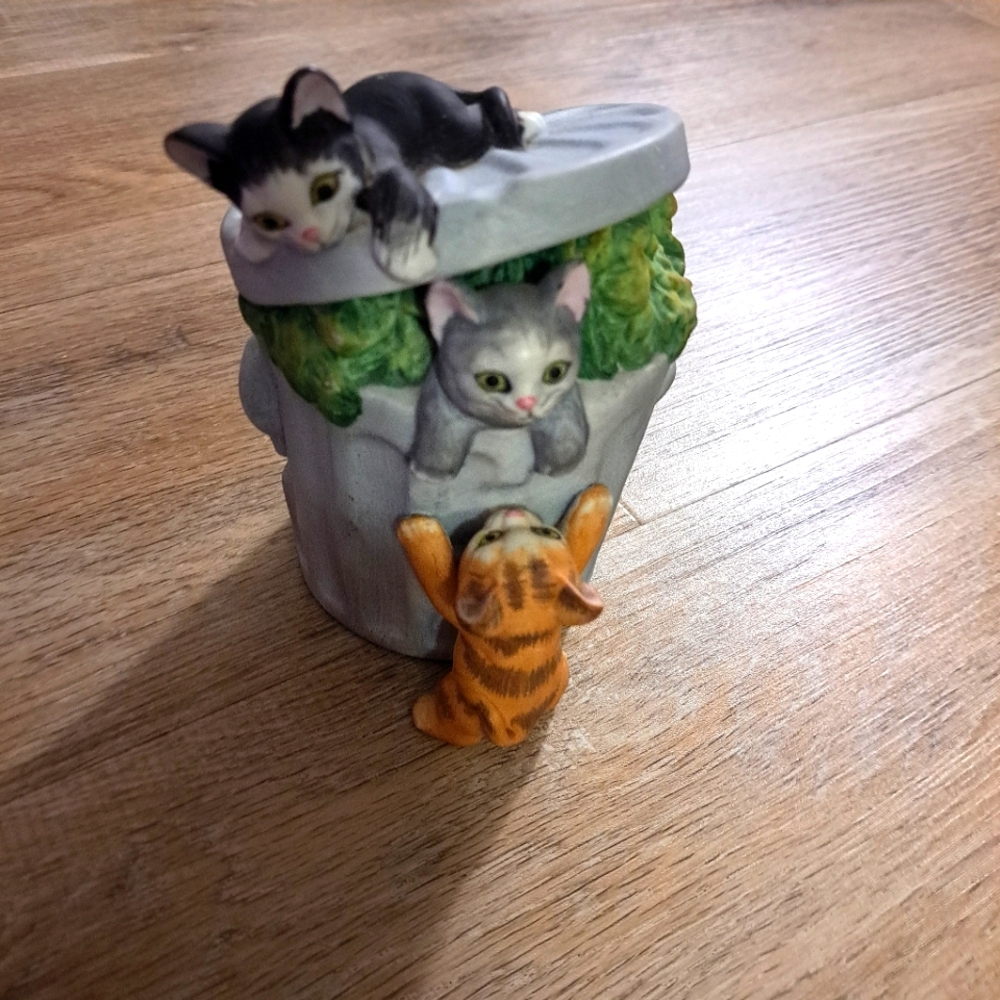 Mann Ceramic Three Kittens In A Trash Can Music Box Memorabilia Vintage 1982